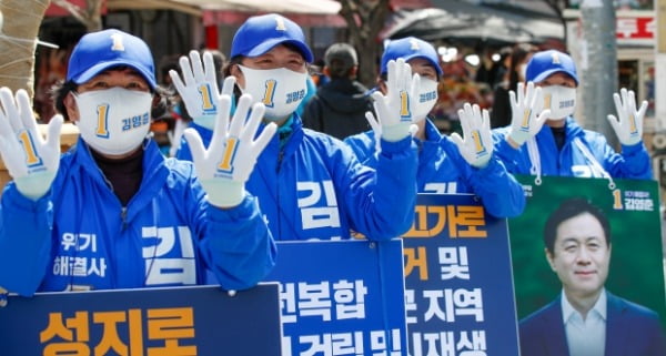 4·7재보궐 선거를 일주일 앞둔 31일 오전 부산 부산진구 부전시장에서 김영춘 더불어민주당 부산시장 후보 선거운동원들이 유세를 펼치고 있다. /사진=뉴스1