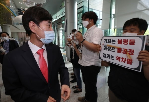 하태경 국민의힘 의원이 지난해 7월7일 인천 중구 인천국제공항공사에 들어서며 기회는 불평등, 과정은 불공정, 결과는 역차별 등이 적힌 손피켓을 들고 있는 인천국제공항공사 노동조합 조합원들 바라보고 있다. /사진=연합뉴스