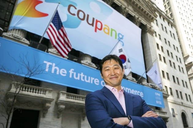김범석 쿠팡 이사회 의장이 지난 11일(현지시간) 미국 뉴욕증권거래소(NYSE) 앞에서 상장을 앞두고 포즈를 취하고 있다. 사진= AP