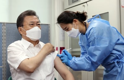 75세 이상 백신접종 시작…文 "정부 믿고 편안히 받으시길" [전문]