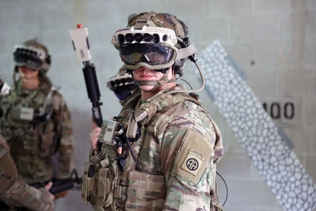 마이크로소프트의 증강현실(AR) 헤드셋을 착용한 미군 병사. 미 육군 제공
