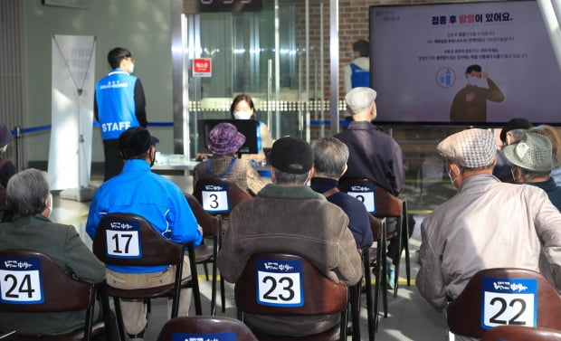 어르신들에 대한 코로나19 백신접종이 시작된 지난 1일 오전 성북구청 예방접종센터에서 예방접종을 맞은 어르신들이 혹시모를 
이상반응에 대비하기 위해 휴식실에서 대기하고  있다./ 사진=김영우 기자 youngwoo@hankyung.com