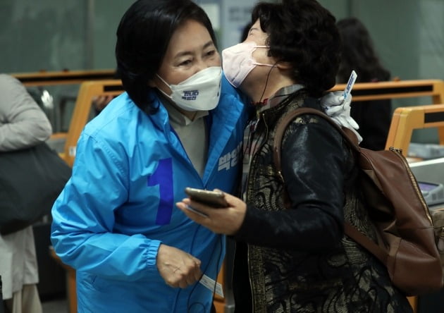 1일 오전 서울 마포구 합정역에서 한 시민이 출근길 시민들에게 인사하는 4ㆍ7 재보선 더불어민주당 박영선 서울시장 후보를 안아주고 있다. 2021.4.1 [사진=연합뉴스]