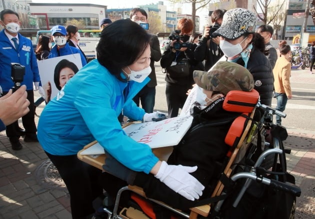 장애인과 대화하는 박영선 후보 [사진=연합뉴스]