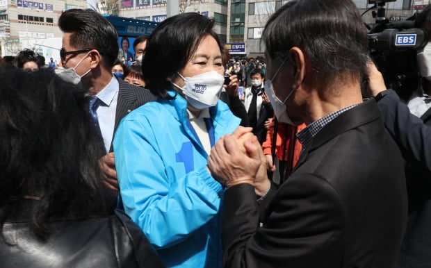 더불어민주당 박영선 서울시장 후보가 1일 서울 양천구 목동오거리에서 열린 집중유세에 입장하며 시민들과 인사하고 있다. 사진=연합뉴스