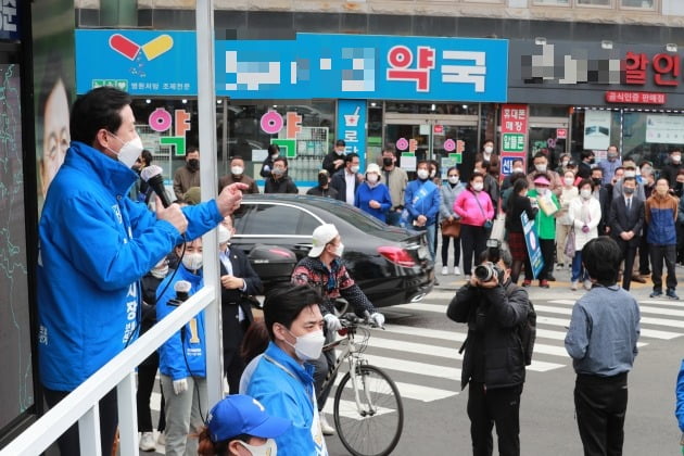 4·7 부산시장 보궐선거 더불어민주당 김영춘 후보가 1일 오후 부산 서구 충무동 사거리에서 열린 집중유세에서 지지를 호소하고 있다. 2021.4.1 [사진=연합뉴스]