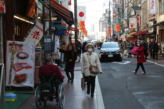 사진은 일본 도쿄 스가모 거리. 스가모 거리는 일본의 대표적인 '노인 거리'로 표지판 글씨를 키우고, 차도와 인도 사이의 턱을 없애 노인친화적 환경을 조성했다. /사진=한경DB