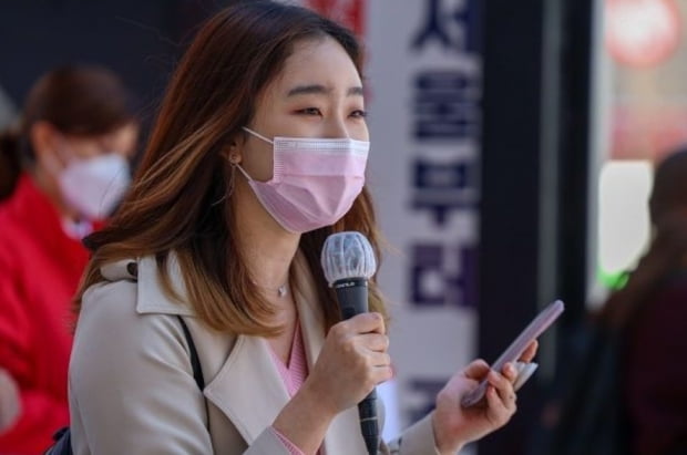 지난달 30일 오후 서울 영등포구 영등포역 민자역사 앞 광장에서 열린 오세훈 국민의힘 서울시장 후보의 집중유세 현장에서 유세차에 오른 대학생 신현수 씨. 사진 출처=오세훈 후보 캠프 제공