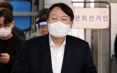 첫 공식일정 '사전투표' 선택한 잠룡 윤석열…질문엔 '묵묵부답'