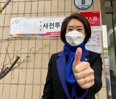보수 누리꾼들, 고민정 페북 몰려가 "성지순례" "吳 당선 일등공신"