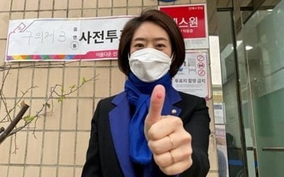 고민정, 투표 도장 찍고 '엄지척'…'방역수칙 위반' 논란