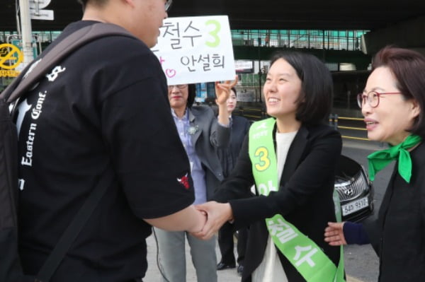 안철수 국민의당 대표 안설희 씨가 지난 대선이 진행됐던 2017년 5월 유권자들에게 지지를 호소하고 있다. /사진=연합뉴스