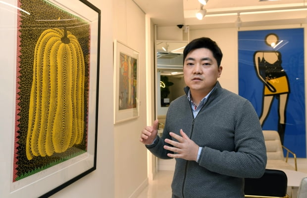 이승행 아트투게더 대표. 왼쪽은 세계적 쿠사마 야요이의 작품이고 오른쪽은 줄리언 오피의 작품이다.
신경훈 기자 khshin@hankyung.com