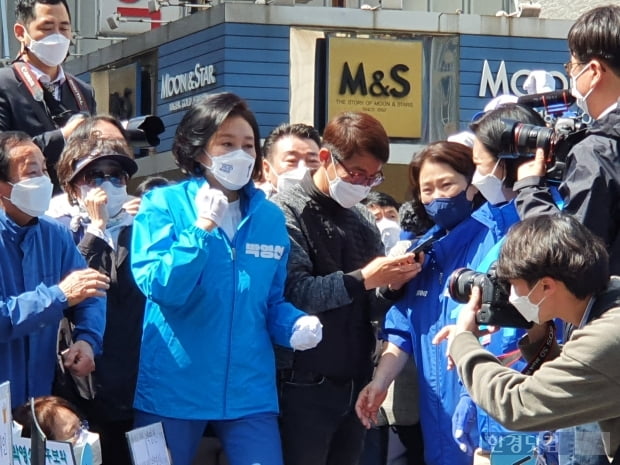 더불어민주당 박영선 서울시장 후보가 3월 31일 서울 동작구 이수역 인근에서 열린 동작구 집중유세에서 시민들과 인사하고 있다. 사진=김수현 한경닷컴 기자