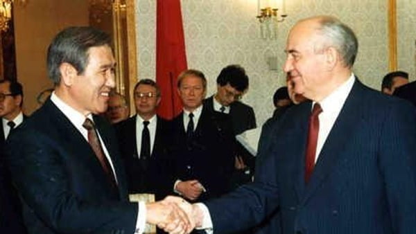 노태우 전 대통령이 1990년 6월 미국 샌프란시스코에서 고르바초프 대통령과 첫 한소정상회담에 앞서 악수를 나누고 있다./ 사진=연합뉴스