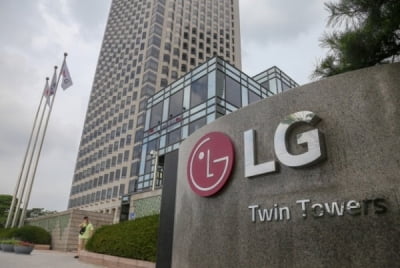 [속보] LG, '5조 적자' 휴대폰 사업 26년 만에 접는다