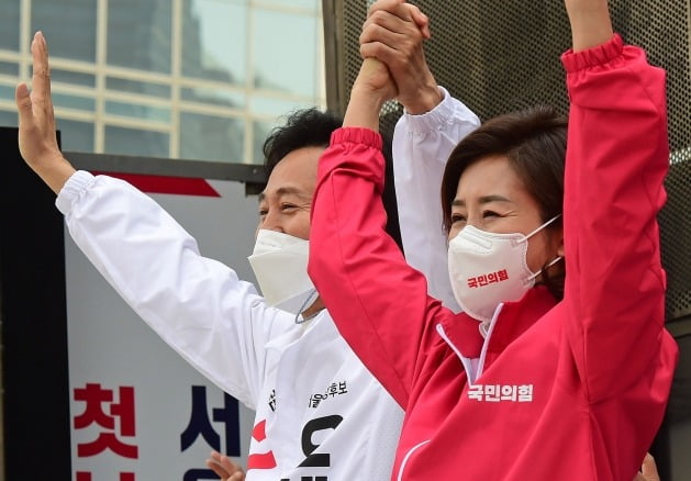 오세훈 국민의힘 서울시장 후보가 4·7 재보선 공식 선거운동 첫날인 25일 오후 서울 덕수궁 대한문 앞에서 열린 유세에서 나경원 전 의원과 손을 맞잡아 들고 인사하고 있다. 2021.3.25 [사진=연합뉴스]