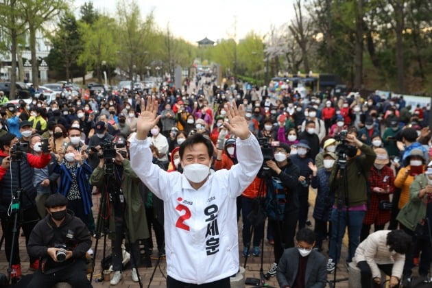 오세훈 국민의힘 서울시장 후보가 4일 오후 서울 광진구 아차산역 앞에서 열린 '청년마이크' 현장을 방문, 인사하고 있다. 2021.4.4  [사진=오세훈 후보 캠프 제공]