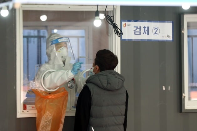  5일 서울 중구 서울역광장에 마련된 신종 코로나바이러스 감염증(코로나19) 임시선별진료소에서 시민이 검사를 받고 있다. 질병관리청 중앙방역대책본부는 이날 0시 기준 코로나19 신규 확진자가 473명 발생했다고 밝혔다. 2021.4.5/뉴스1