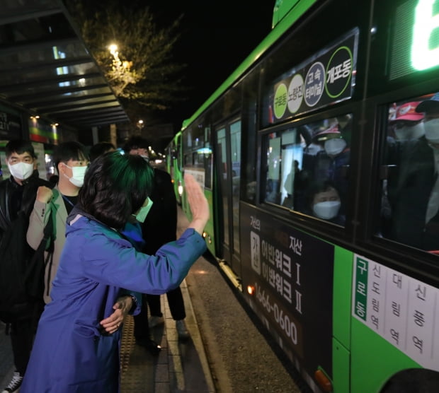 4.7 재·보궐선거를 하루 앞둔 6일 오전 박영선 더불어민주당 서울시장 후보가 구로동을 출발해 개포동으로 향하는 버스를 타고 새벽 출근하는 시민들에게 인사하고 있다. 사진=뉴스1