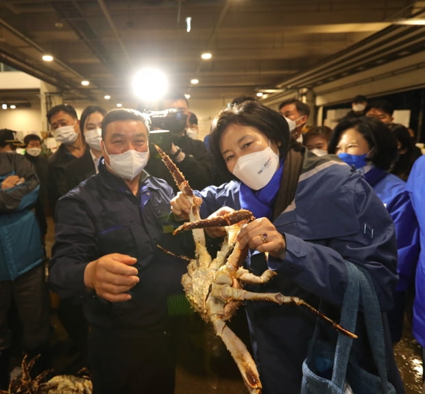 4.7 재·보궐선거를 하루 앞둔 6일 오전 박영선 더불어민주당 서울시장 후보가 서울시 동작구 노량진 수산시장을 방문해 수산물을 들고 포즈를 취하고 있다. 사진=뉴스1