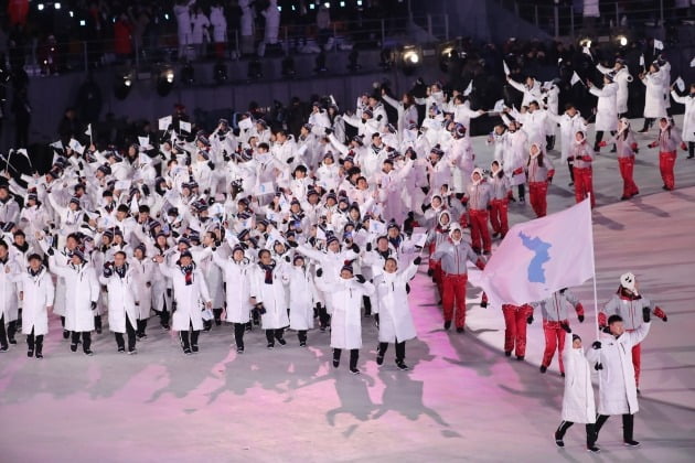 2018 평창동계올림픽 개막식에서 남북 선수단 공동기수인 남측 원윤종, 북측 황충금이 한반도기를 앞세우고 동시 입장하고 있는 모습./ 연합뉴스