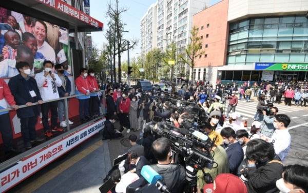 오세훈 국민의힘 서울시장 후보가 4.7 재보궐선거 공식 선거운동 마지막 날인 6일 오후 서울 노원구 상계백병원 사거리에서 연설하며 지지를 호소하고 있다. /사진=김범준 기자 bjk07@hankyung.com