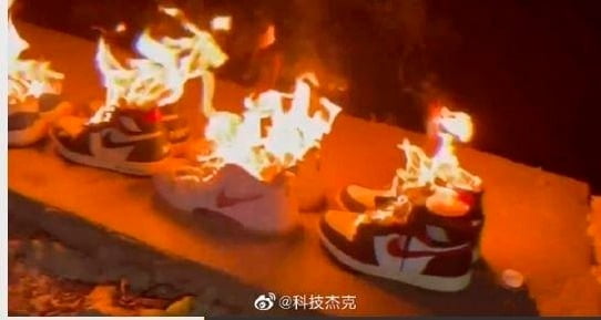 나이키 운동화를 불태우며 항의하는 중국 네티즌들 [사진=웨이보 캡처]
