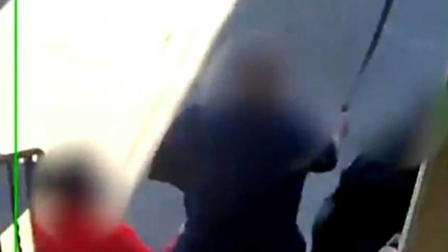 노부모가 공격을 당하자 칼을 들고 나오는 아들의 모습/사진=현지 언론인 디온 림 트위터 영상 캡처