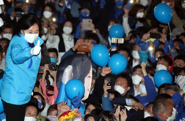 더불어민주당 박영선 서울시장 후보가 6일 서울 마포구 서교동 상상마당 앞에서 열린 집중유세에서 지지자들에게 인사하고 있다. 사진=연합뉴스