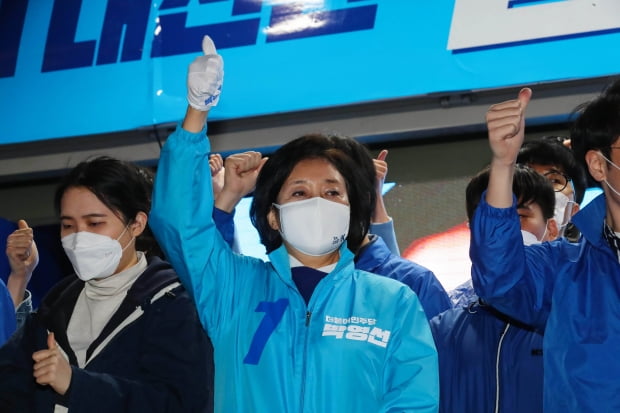 박영선 더불어민주당 서울시장 후보가 6일 서울 마포구 상상마당 인근에서 열린 집중유세에서 지지를 호소하고 있다. 사진=뉴스1 
