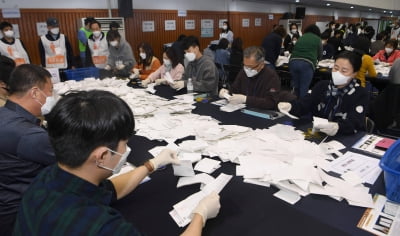 서울시장 보궐선거…신중한 개표 현장