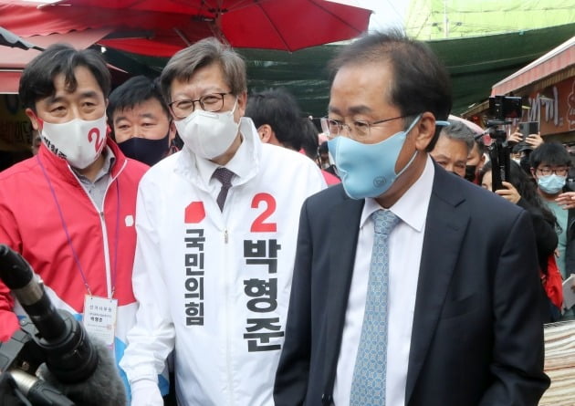 지난 2일 부산 기장군 기장시장에서 박형준 국민의힘 부산시장 후보, 정동만 의원이 무소속 홍준표 의원과 함께 지지를 호소하며 이동하던 모습 [사진=연합뉴스]