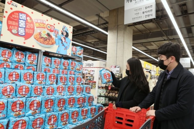 농심은 지난달 11일 출시한 배홍동 비빔면이 4주 만에 700만개가 판매됐다고 8일 밝혔다. 사진=농심