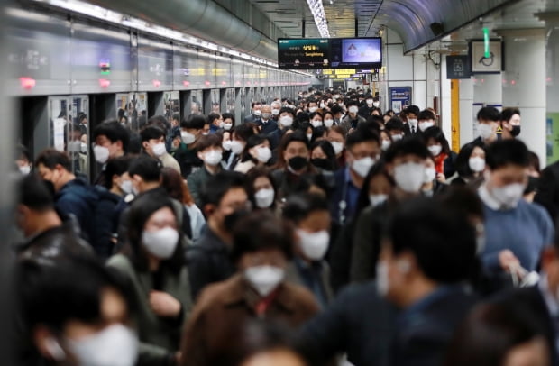 3월 15일 오전 서울 지하철 광화문역에서 마스크를 쓴 시민들이 열차에서 내려 이동하고 있다. 사진=뉴스1