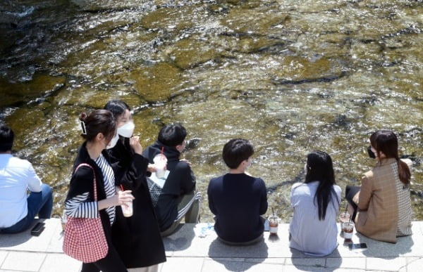 "점심시간 더 길었으면…" 청계천 봄볕 즐기는 직장인들