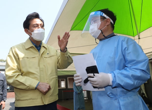 오세훈 서울시장이 10일 서울 중구 서울역 앞에 마련된 신종 코로나바이러스 감염증(코로나19) 임시선별검사소에서 의료진을 격려하고 있다. 사진=뉴스1