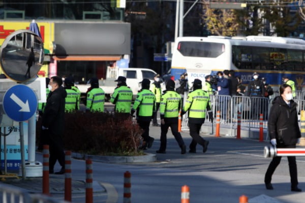 지난해 11월 전두환 전 대통령이 피고인으로 출석 예정인 광주 동구 지산동 광주지방법원에서 경찰기동대가 이동하고 있다. /사진=연합뉴스