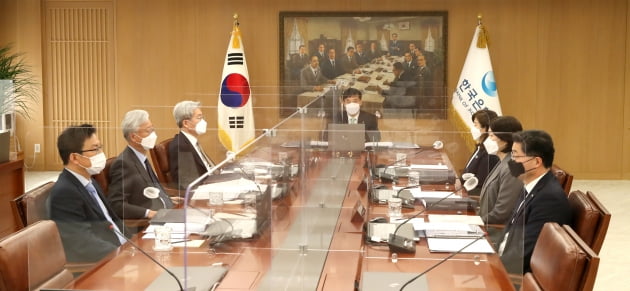 이주열 한국은행 총재가 15일 오전 서울 중구 한국은행에서 열린 금융통화위원회 본회의에서 회의를 주재하고 있다. (사진 = 한국은행)