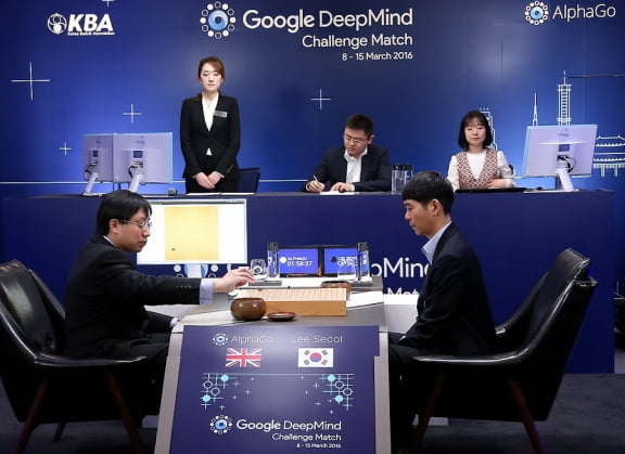 2016년 3월 열린 세기의 대국. 이세돌 9단(오른쪽)과 구글 인공지능 바둑 프로그램 '알파고'와의 5번기 제5국 맞대결. / 사진=구글 제공