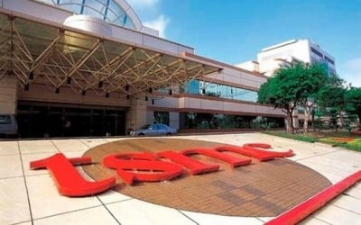 '삼성 경쟁' TSMC 공장 6시간 정전됐다…"390억 손실 추정"