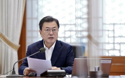 문 대통령 "반도체 강국 도약 강력 지원.…국가 미래 걸려"