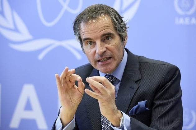14일(현지시간) 오스트리아 빈에서 열린 언론 인터뷰에서 라파엘 그로시 국제원자력기구(IAEA) 사무총장이 일본 정부의 원전 오염수 해양 방류 결정에 대해 발언하고 있다./ 사진=연합뉴스