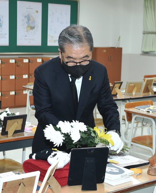 '잊지 않겠습니다', 이재정 경기도교육감 4.16 기억교실 찾아 헌화