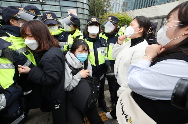 대학생진보연합(이하 대진연) 소속 학생들이 17일 오후 서울 종로구 중학동 일본대사관 입주 건물 앞에서 집회 장소 합류를 시도하다 이를 막는 경찰과 충돌하고 있다. 사진=뉴스1