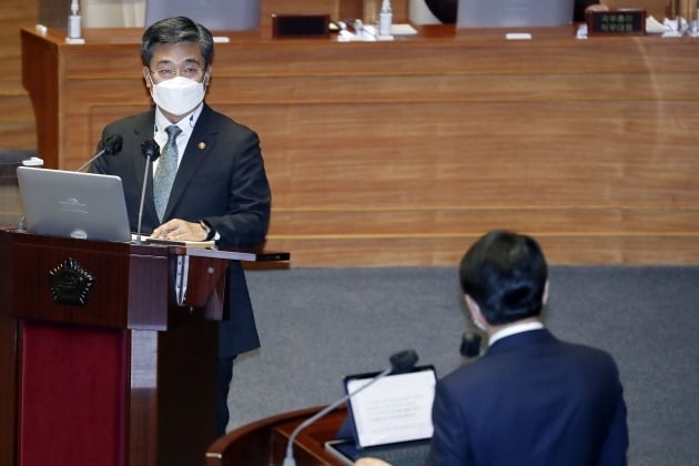 서욱 국방부 장관이 19일 국회 본회의장에서 열린 정치·외교·통일·안보 분야 대정부질문에 출석해 더불어민주당 문진석 의원 질의에 답변하고 있다./ 연합뉴스