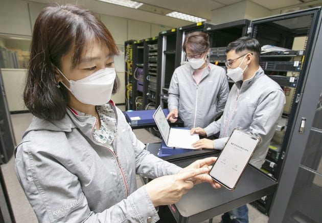 KT가 스마트폰 앱을 통해 양자암호통신 기술을 구현할 수 있는 '양자 하이브리드' 기술을 개발했다고 20일 밝혔다. 사진은 대전 KT대덕제2연구센터에서 연구원들이 '양자 하이브리드 기술'을 시연하는 모습. 2021.4.20 [사진=KT 제공]