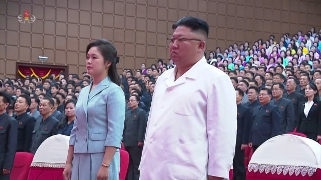 김정은 북한 국무위원장과 부인인 리설주 여사가 지난 15일 예술단체 합동공연 '영원히 당을 따라' 관람에 앞서 국가가 울려 퍼지는 동안 기립했다./ 연합뉴스