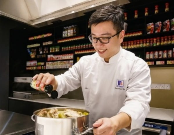 매코믹 연구원이 AI가 만든 조미료로 맛을 실험하고 있다