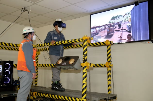 삼성중공업 관계자들이 VR장비를 활용해 안전체험을 진행하고 있다. 삼성중공업 제공